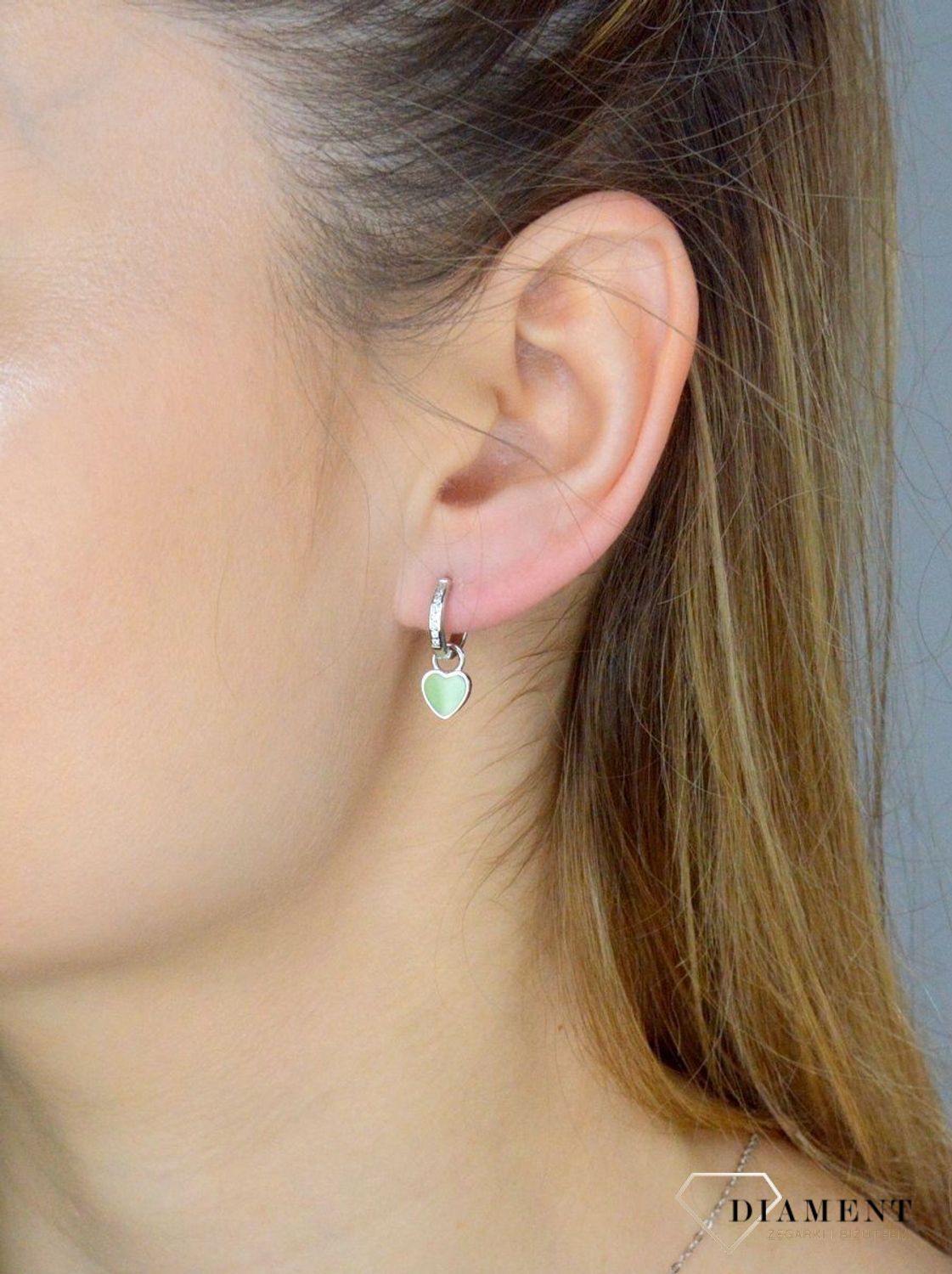 Srebrne kolczyki damskie 925 kółeczka z wiszącym zielonym serduszkiem JMAN0465GE00.jpg