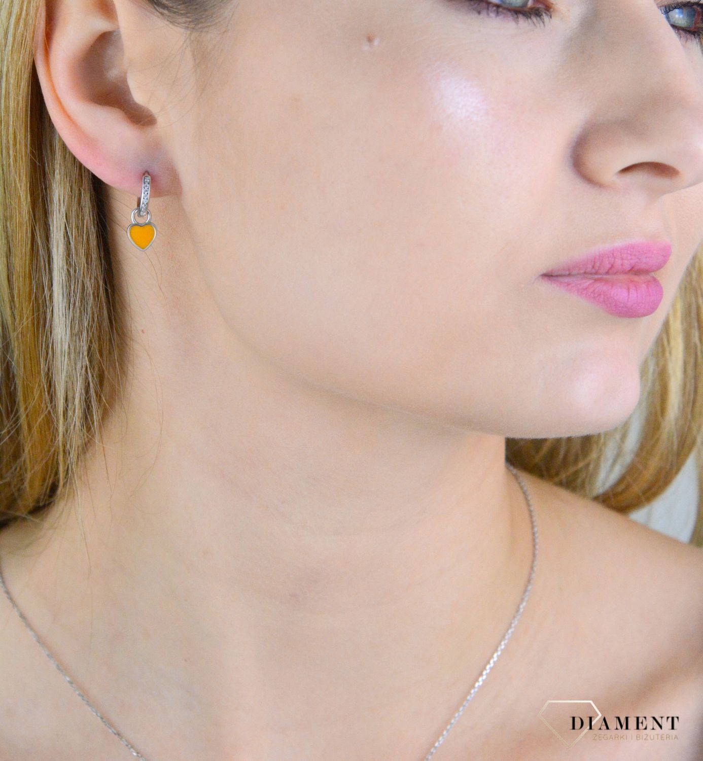 Srebrne kolczyki damskie 925 kółeczka z wiszącym pomarańczowym serduszkiem JMAN0465OE00. Kolczyki srebrne damskie. Damskie kolczyki kółeczka. Srebrne kolczyki kółeczka z zawieszką. Kolczyki damskie, dziecięce na zatrzask. Kolczyki idealne na pr.jpg