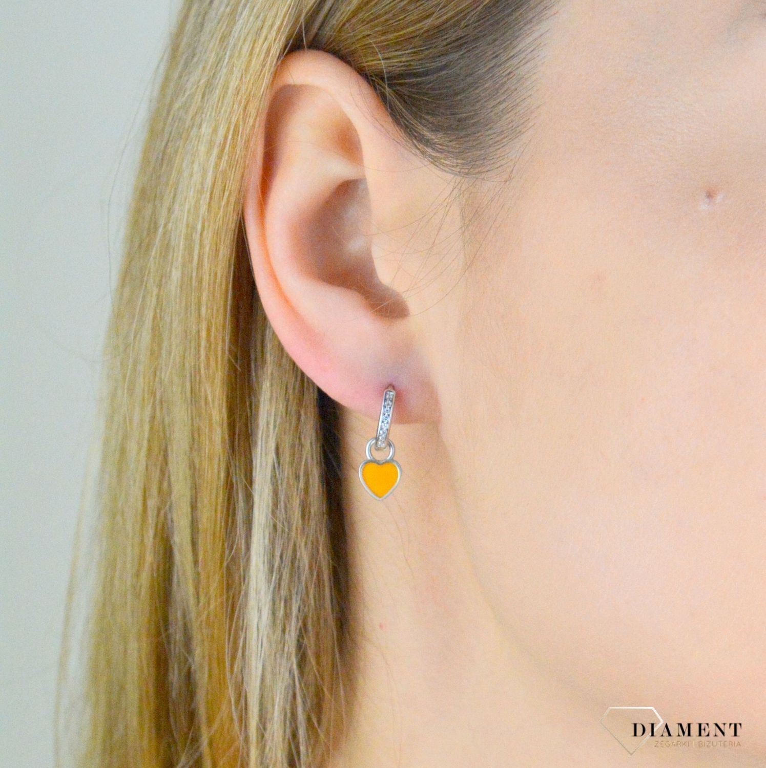 Srebrne kolczyki damskie 925 kółeczka z wiszącym pomarańczowym serduszkiem JMAN0465OE00. Kolczyki srebrne damskie. Damskie kolczyki kółeczka. Srebrne kolczyki kółeczka z zawieszką. Kolczyki damskie, dziecięce na zatrzask. Kolczyki idealne na pr.jpg