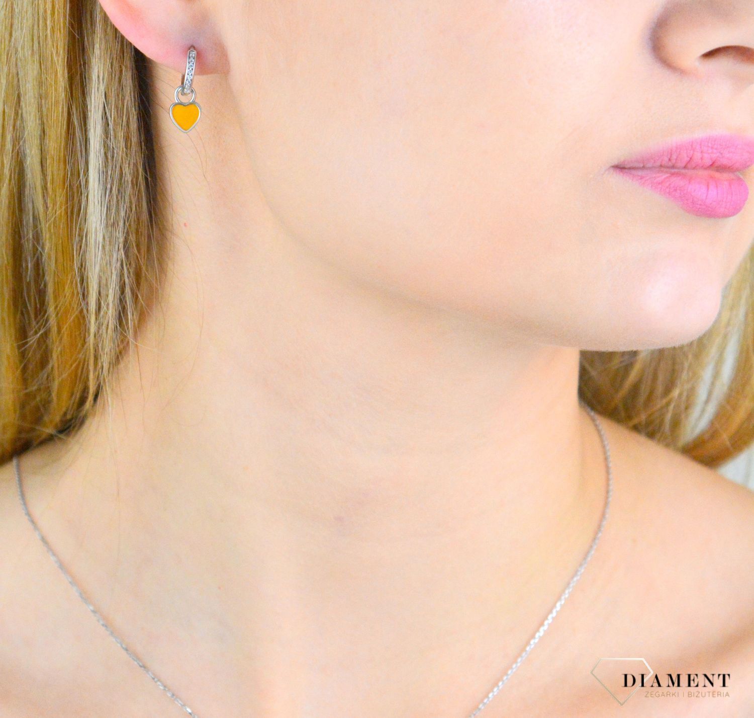 Srebrne kolczyki damskie 925 kółeczka z wiszącym pomarańczowym serduszkiem JMAN0465OE00. Kolczyki srebrne damskie. Damskie kolczyki kółeczka. Srebrne kolczyki kółeczka z zawieszką. Kolczyki damskie, dziecięce na zatrzask. Kolczyki idealne na pr.jpg