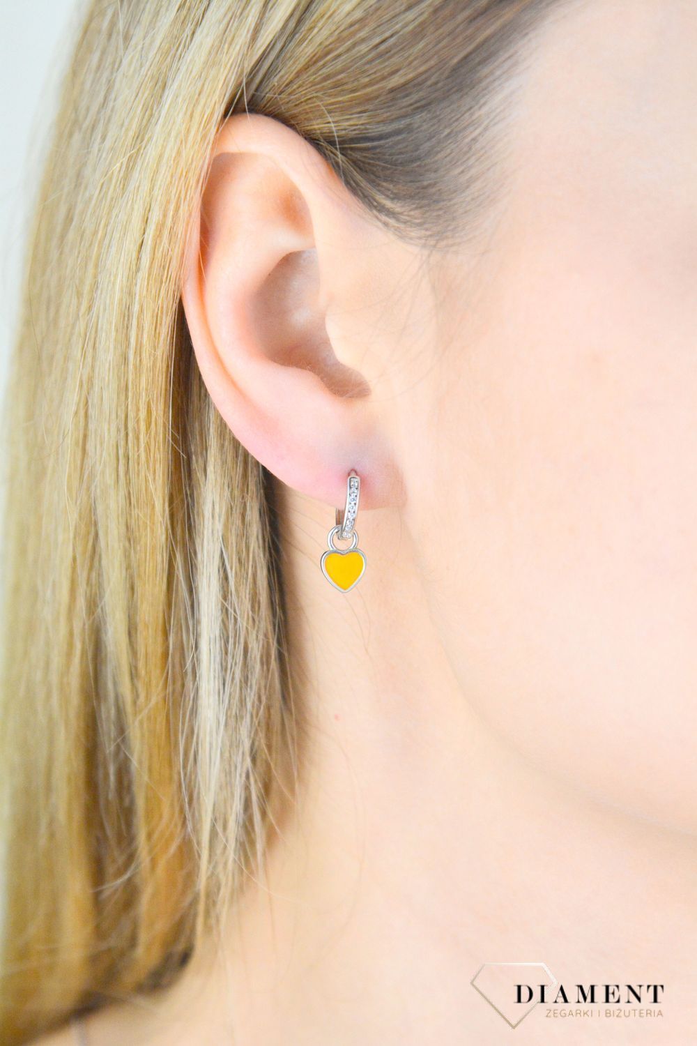 Srebrne kolczyki damskie 925 kółeczka z wiszącym pomarańczowym serduszkiem JMAN0465OE00. Kolczyki srebrne damskie. Damskie kolczyki kółeczka. Srebrne kolczyki kółeczka z zawieszką. Kolczyki damskie, dziecięce na zatrzask. Kolczyki idealne na pr.jpg