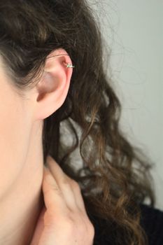 MINET Teen Srebrna Nausznica Ag 925 Świecąca w Ciemności Zielona (3).jpg