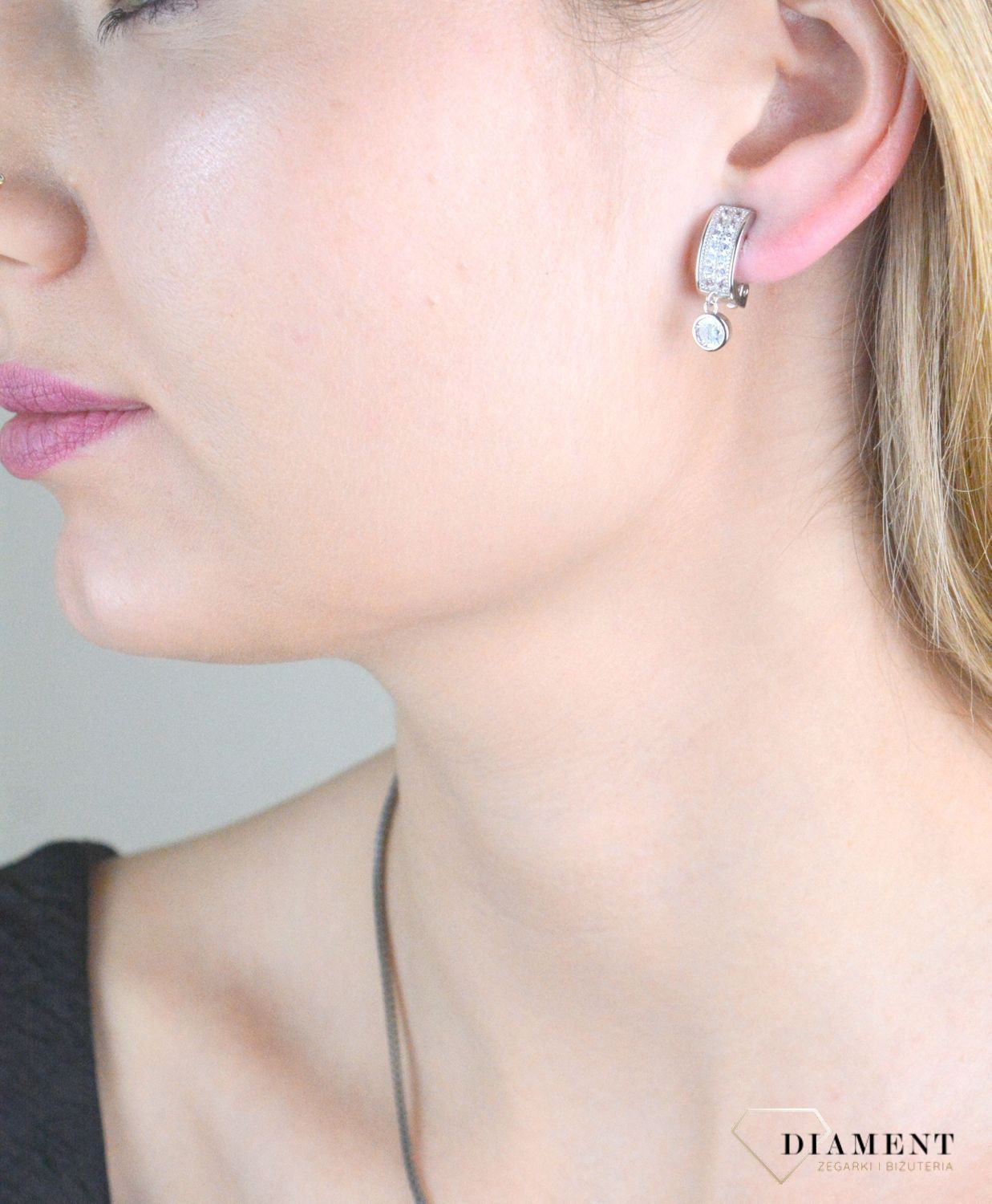 Srebrne klipsy damskie 925 błyszczące z cyrkoniami JMAN0469SE00. Srebrne klipsy damskie. Srebrne klipsy idealne na prezent. Klipsy srebrne damskie z cyrkoniami. Srebrne klipsy z ozdobną zawieszką..jpg