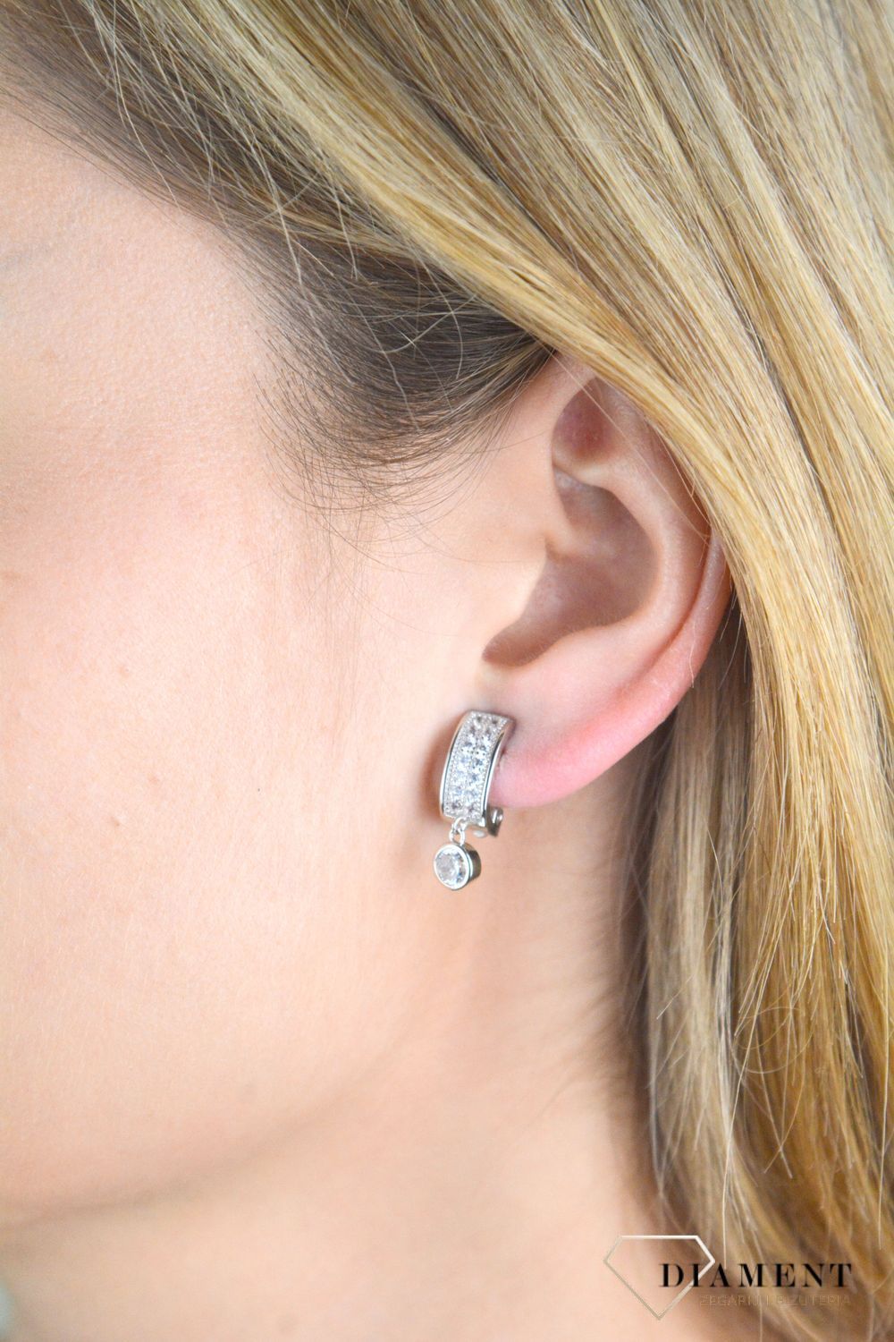 Srebrne klipsy damskie 925 błyszczące z cyrkoniami JMAN0469SE00. Srebrne klipsy damskie. Srebrne klipsy idealne na prezent. Klipsy srebrne damskie z cyrkoniami. Srebrne klipsy z ozdobną zawieszką..jpg