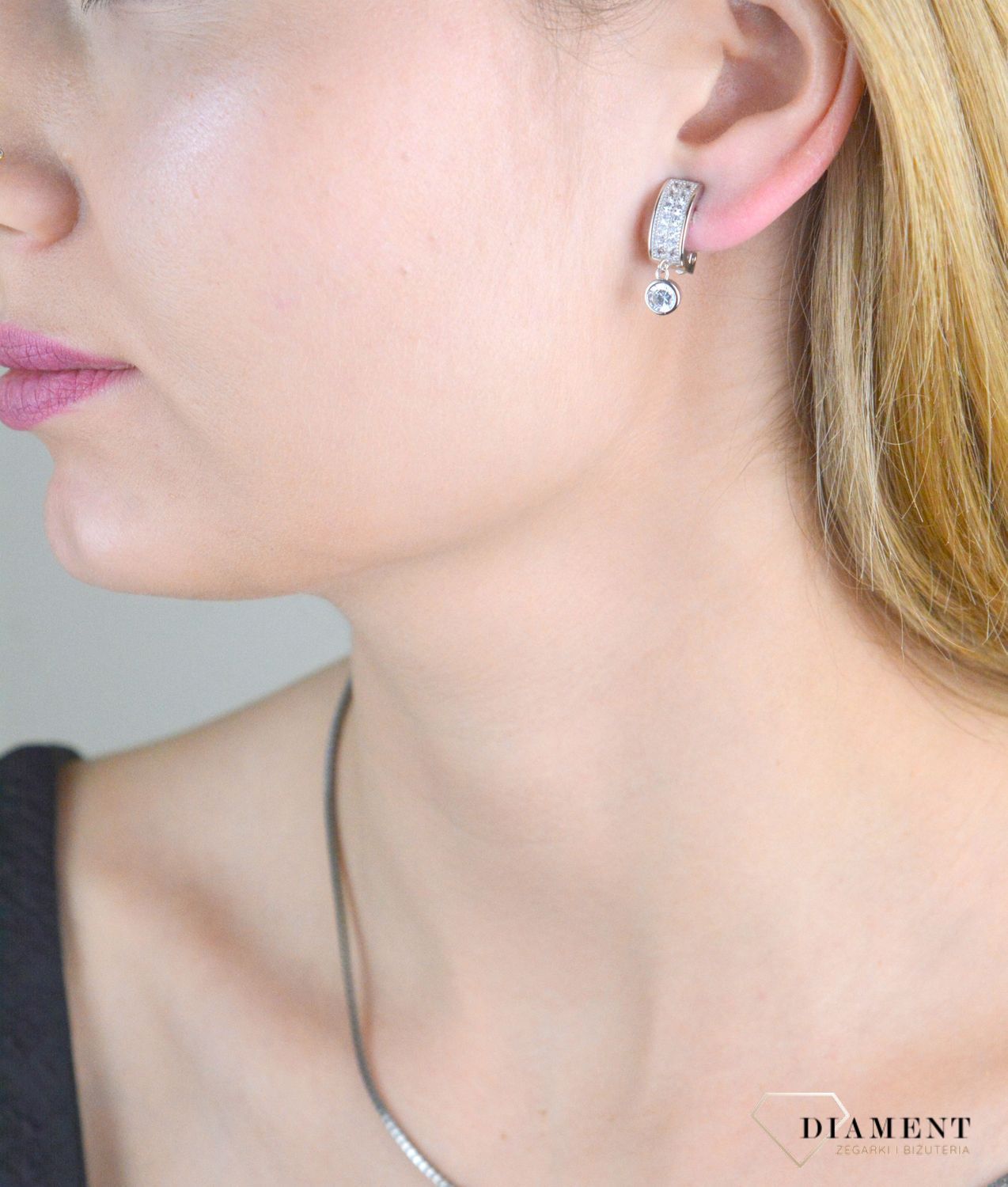 Srebrne klipsy damskie 925 błyszczące z cyrkoniami JMAN0469SE00. Srebrne klipsy damskie. Srebrne klipsy idealne na prezent. Klipsy srebrne damskie z cyrkoniami. Srebrne klipsy z ozdobną zawieszką..jpg