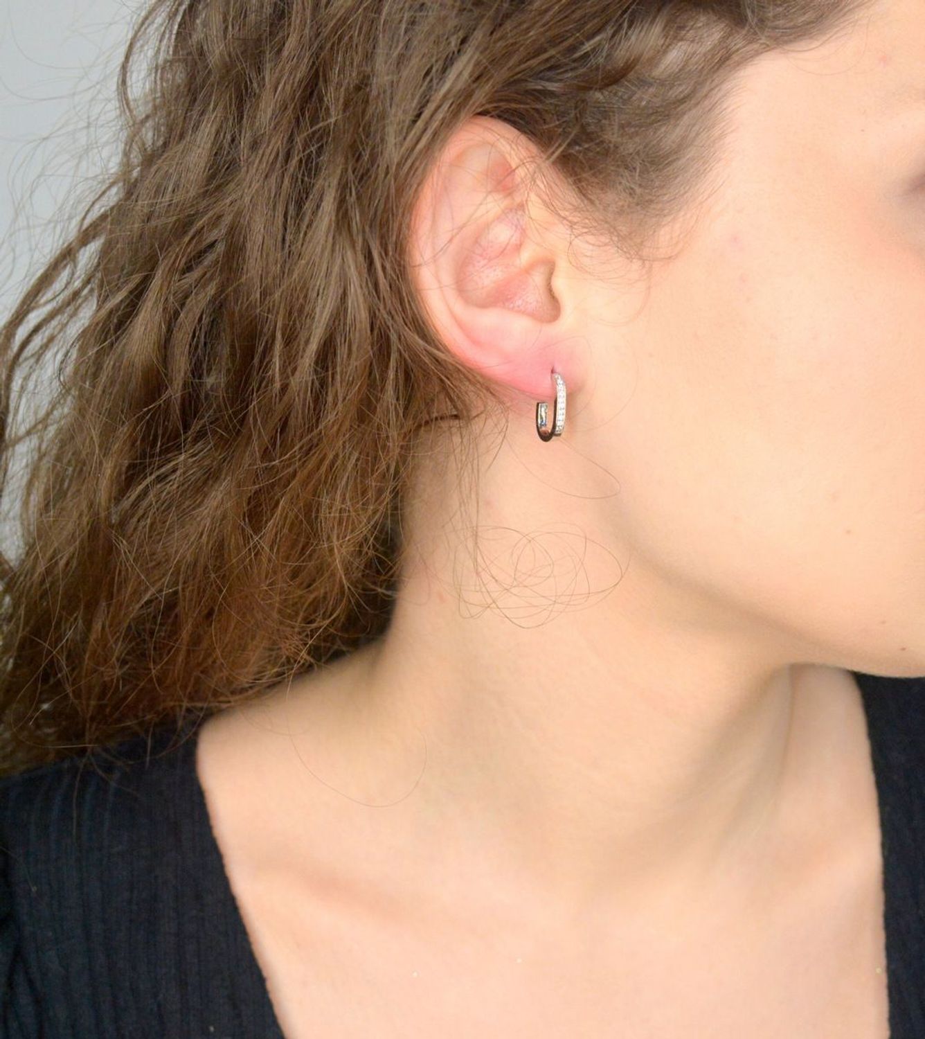 Kolczyki srebrne z cyrkonią próba 925, JMAN0500SE00 Srebrne kolczyki zostały wykonane z najwyższej jakości srebra próby 925, ozdobione cyrkonią. Idealny prezent dla każdej kobiety.11.jpg