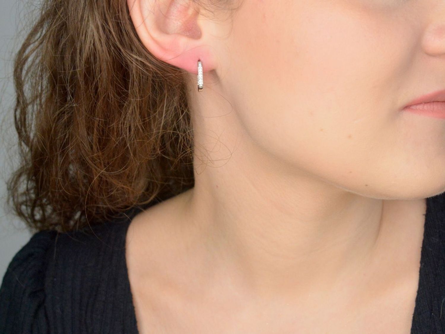 Kolczyki srebrne z cyrkonią próba 925, JMAN0500SE00 Srebrne kolczyki zostały wykonane z najwyższej jakości srebra próby 925, ozdobione cyrkonią. Idealny prezent dla każdej kobiety.11.jpg