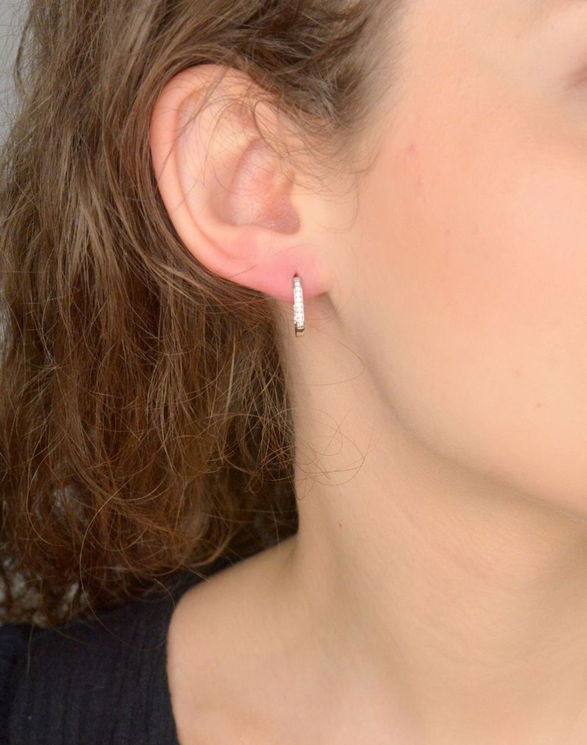 Kolczyki srebrne z cyrkonią próba 925, JMAN0500SE00 Srebrne kolczyki zostały wykonane z najwyższej jakości srebra próby 925, ozdobione cyrkonią. Idealny prezent dla każdej kobiety.11.jpg