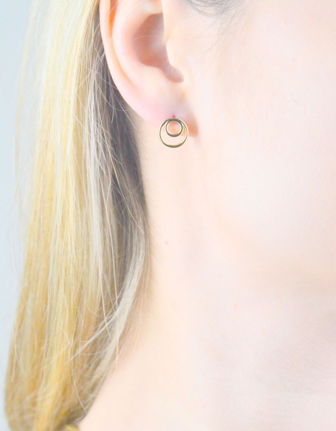 Kolczyki pozłacane podwójne kółeczka próba 925, JMAN0523GE00  Srebrne kolczyki zostały wykonane z najwyższej jakości srebra próby 925. Idealny prezent dla każdej kobiety. S.jpg