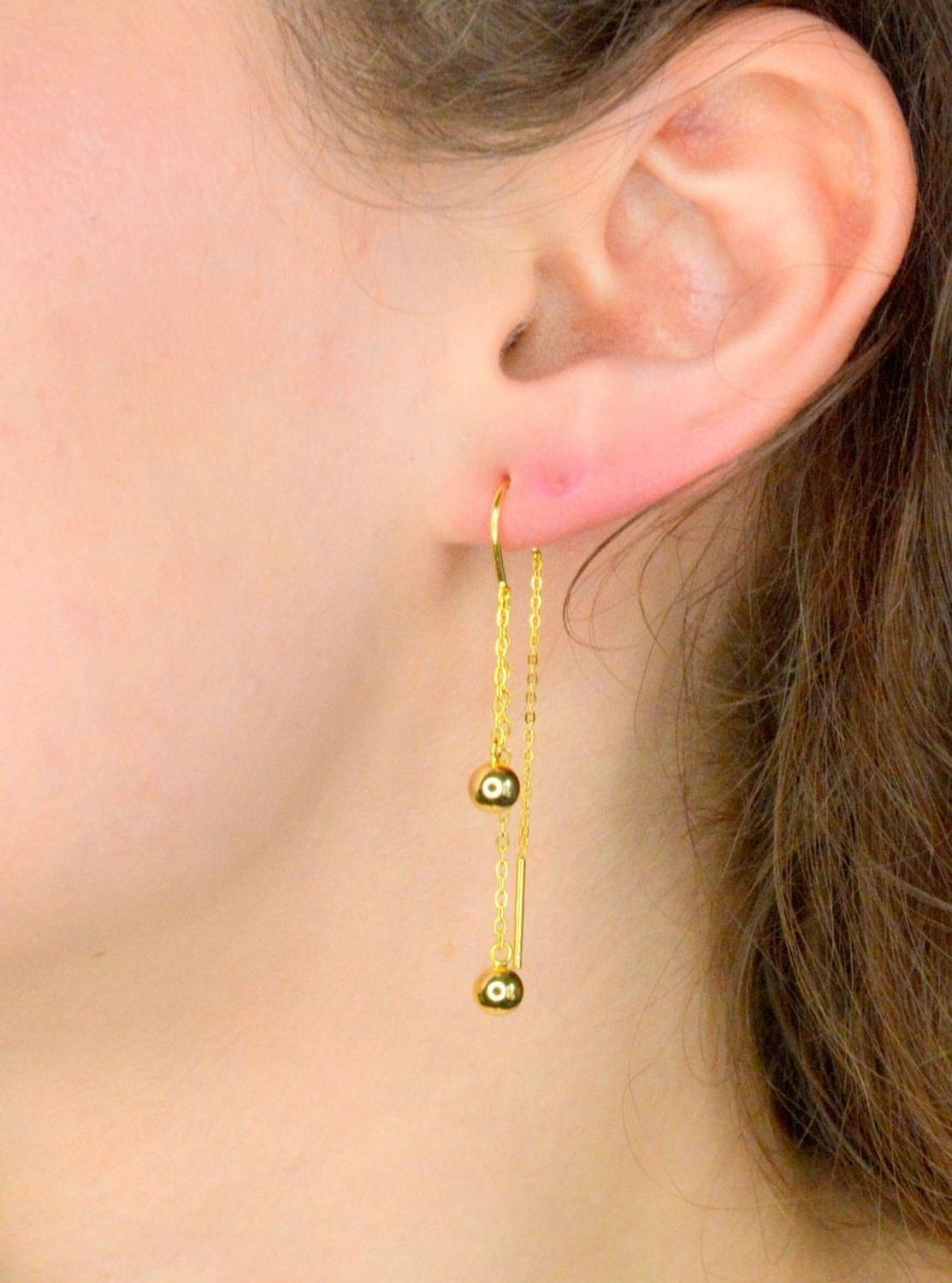 Kolczyki srebrne pozłacane przeciągane kulki próba 925, JMAN0557GE01 Srebrne kolczyki przeciągane z podwójnym łańcuszkiem zakończone zawieszka w kształcie kulki. Świetny dodatek 1.jpg