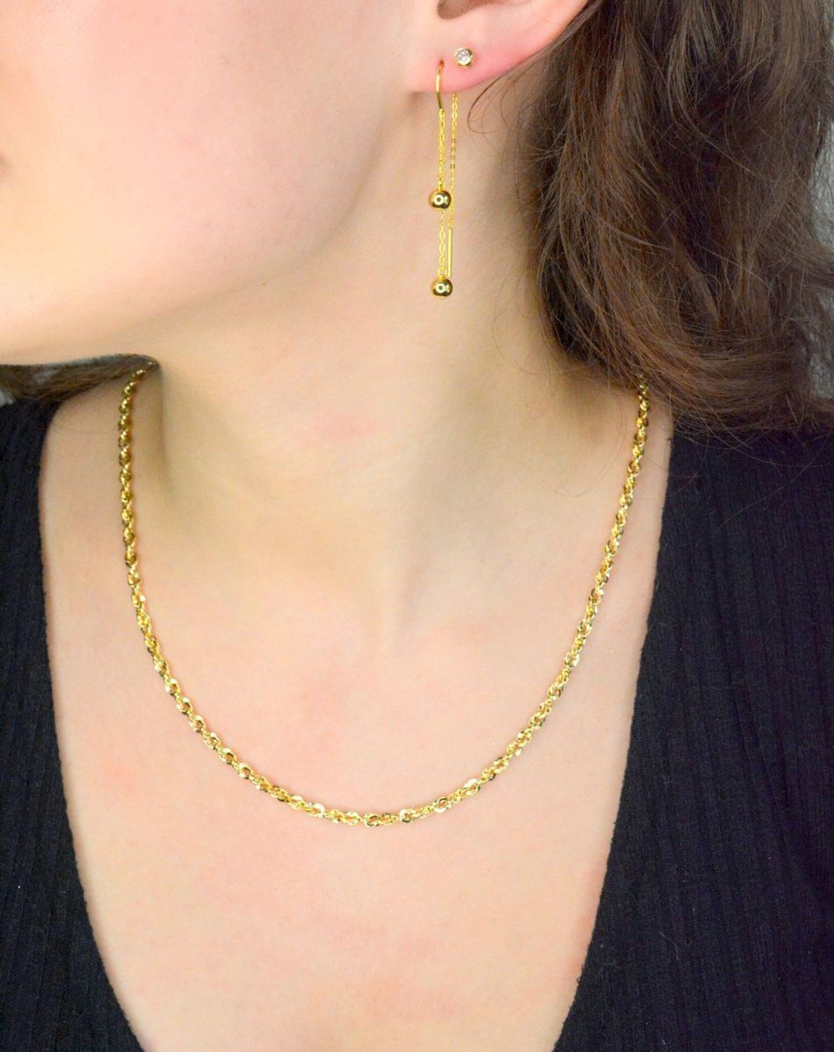 Kolczyki srebrne pozłacane przeciągane kulki próba 925, JMAN0557GE01 Srebrne kolczyki przeciągane z podwójnym łańcuszkiem zakończone zawieszka w kształcie kulki. Świetny dodatek 1.jpg