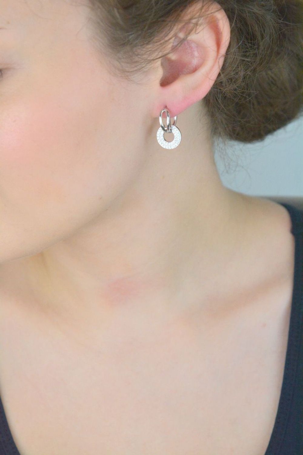 Ekskluzywne kolczyki srebrne podwójne kółka marki MINET z lśniącymi białymi cyrkoniami, wykonane z rodowanego srebra próby 925. Idealne na co dzień i na specjalne okazje.1.jpg