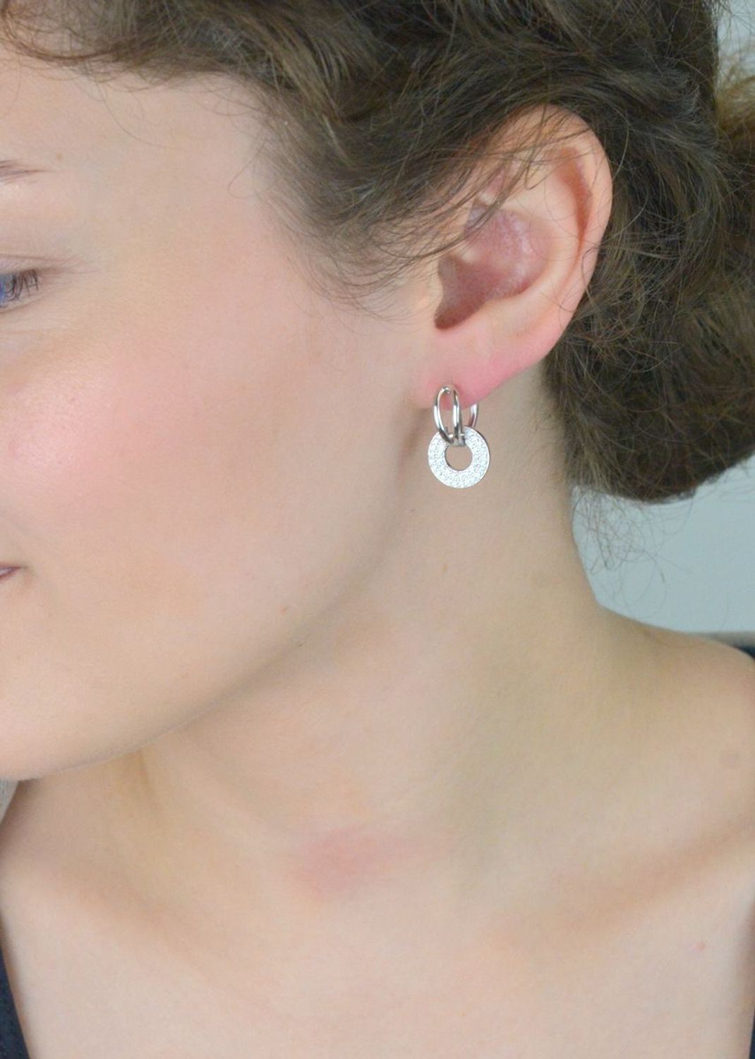 Ekskluzywne kolczyki srebrne podwójne kółka marki MINET z lśniącymi białymi cyrkoniami, wykonane z rodowanego srebra próby 925. Idealne na co dzień i na specjalne okazje.1.jpg