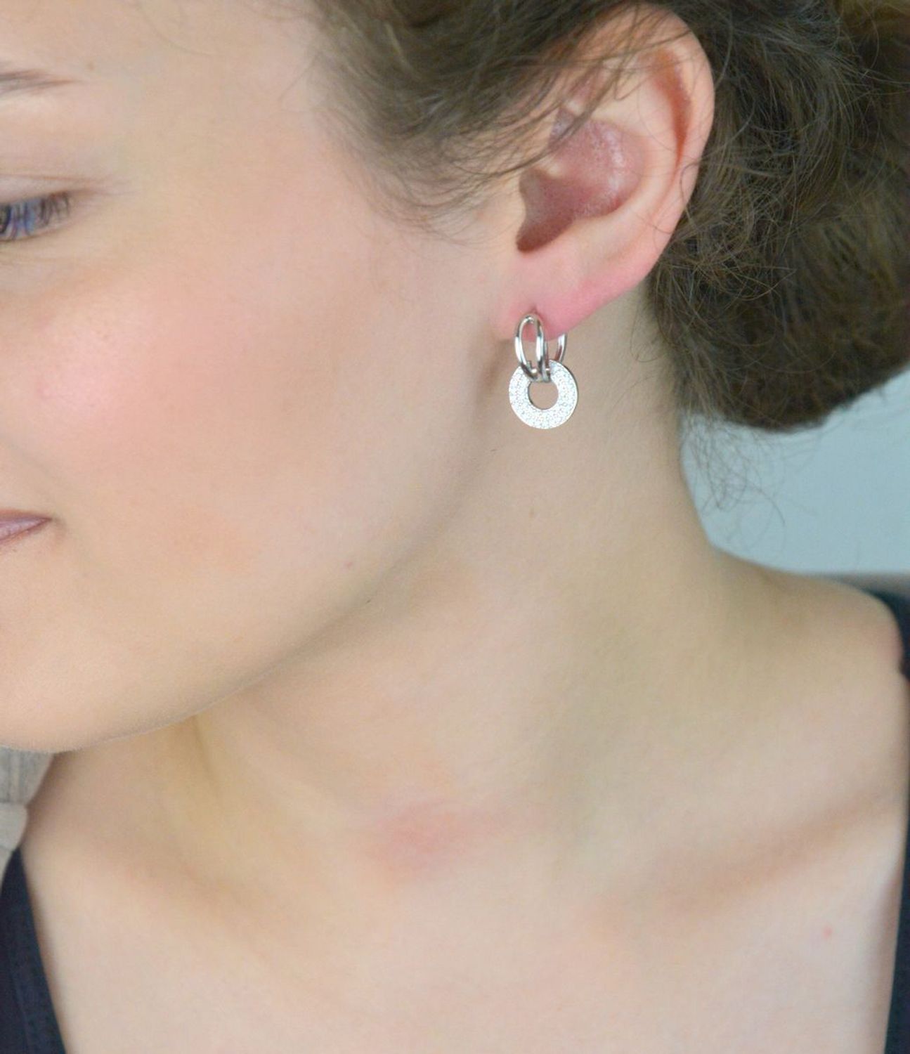 Ekskluzywne kolczyki srebrne podwójne kółka marki MINET z lśniącymi białymi cyrkoniami, wykonane z rodowanego srebra próby 925. Idealne na co dzień i na specjalne okazje.1.jpg