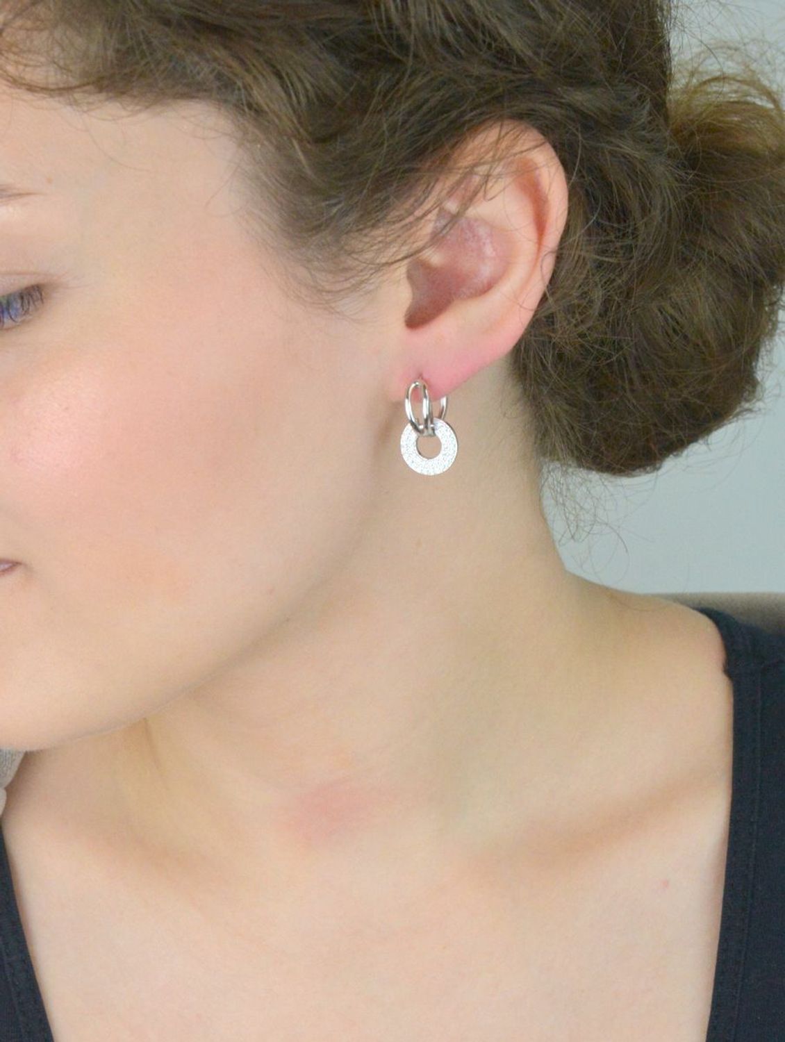 Ekskluzywne kolczyki srebrne podwójne kółka marki MINET z lśniącymi białymi cyrkoniami, wykonane z rodowanego srebra próby 925. Idealne na co dzień i na specjalne okazje.1.jpg