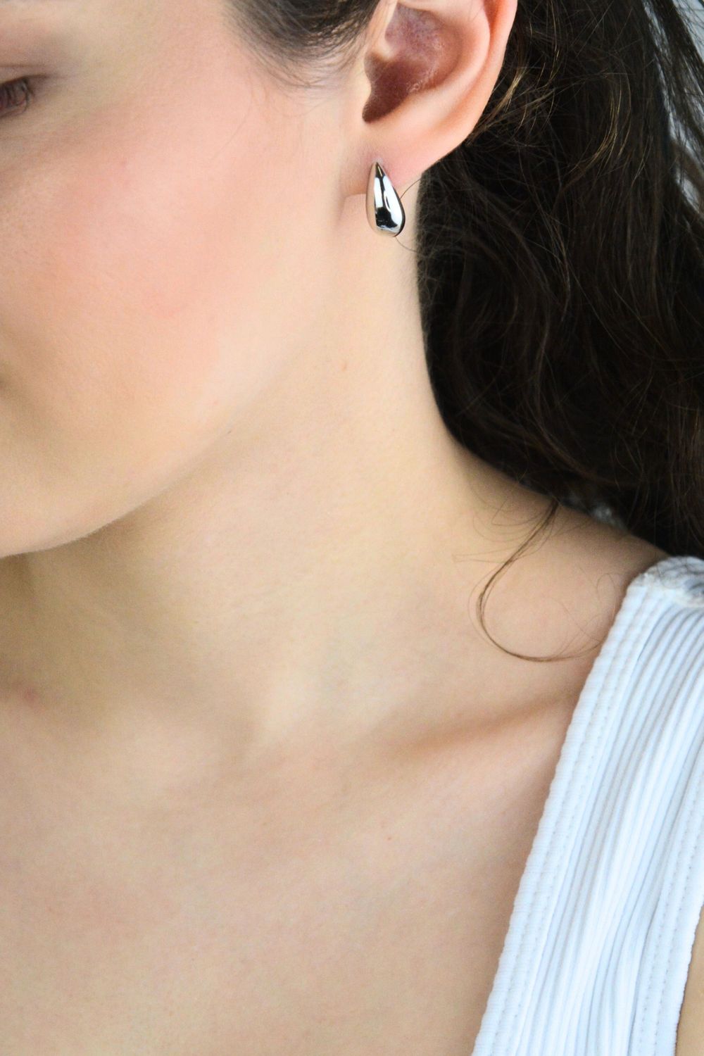 Eleganckie kolczyki srebrne damskie JMAN0564SE01 💧 w kształcie łezek. Srebro próby 925, długość 1,8 cm, szerokość 8 mm, waga 4,40 g, zapięcie bigiel angielski. Subtelna i klasyczna biżuteria dla kobiet!1.jpg