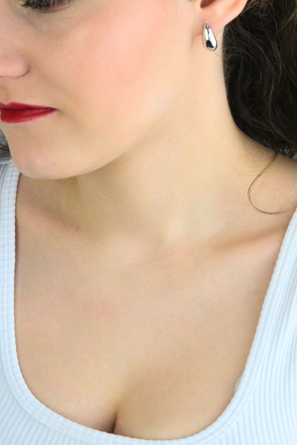 Eleganckie kolczyki srebrne damskie JMAN0564SE01 💧 w kształcie łezek. Srebro próby 925, długość 1,8 cm, szerokość 8 mm, waga 4,40 g, zapięcie bigiel angielski. Subtelna i klasyczna biżuteria dla kobiet!1.jpg