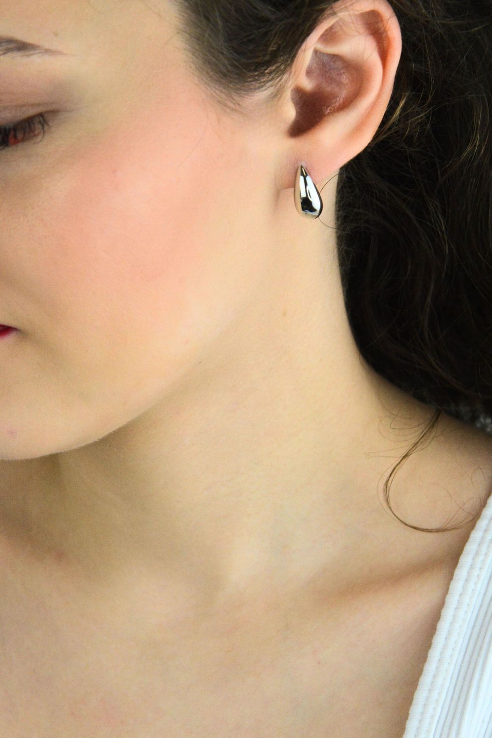 Eleganckie kolczyki srebrne damskie JMAN0564SE01 💧 w kształcie łezek. Srebro próby 925, długość 1,8 cm, szerokość 8 mm, waga 4,40 g, zapięcie bigiel angielski. Subtelna i klasyczna biżuteria dla kobiet!1.jpg