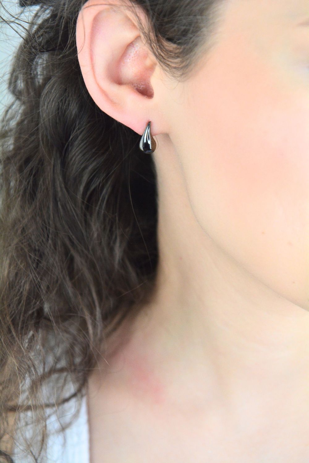 Czarne kolczyki MINET w kształcie kropli, wykonane ze srebra próby 925 pokrytego czarnym rodem. Styl nowoczesny, zapięcie wkrętki. Elegancja i oryginalność w jednym.1.jpg