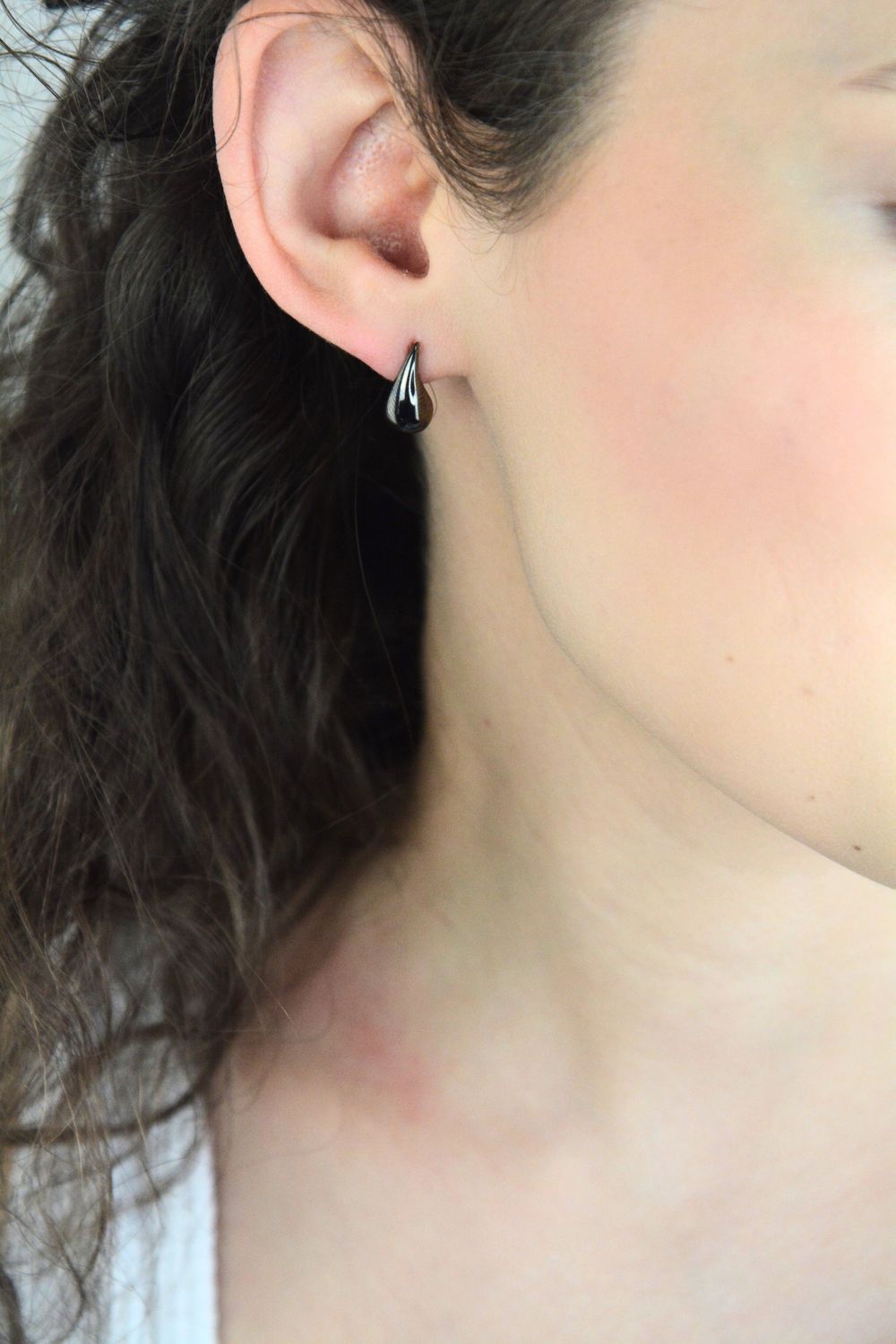 Czarne kolczyki MINET w kształcie kropli, wykonane ze srebra próby 925 pokrytego czarnym rodem. Styl nowoczesny, zapięcie wkrętki. Elegancja i oryginalność w jednym.1.jpg