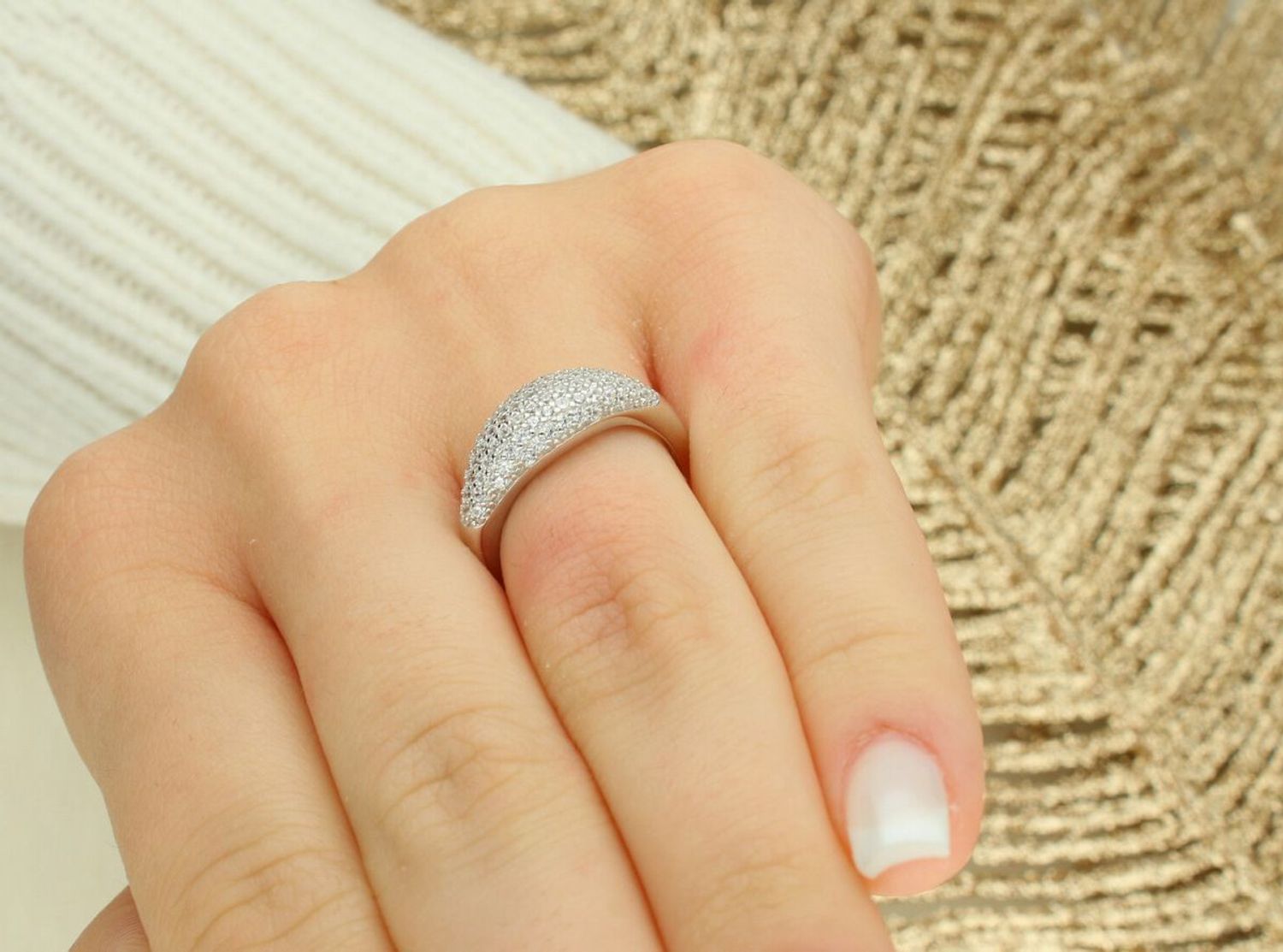 Elegancki pierścionek MINET z rodowanego srebra z białymi cyrkoniami w kształcie kropli. Lekki, wygodny, szerokość 1-7 mm, waga 2,80 g. Idealny na co dzień i na specjalne okazje.1.jpg