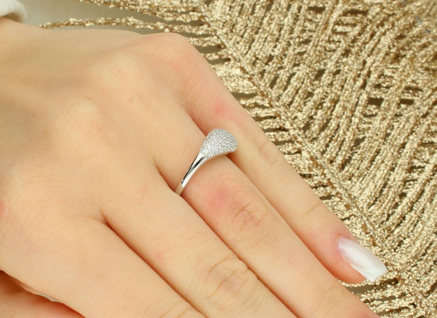 Elegancki pierścionek MINET z rodowanego srebra z białymi cyrkoniami w kształcie kropli. Lekki, wygodny, szerokość 1-7 mm, waga 2,80 g. Idealny na co dzień i na specjalne okazje.1.jpg