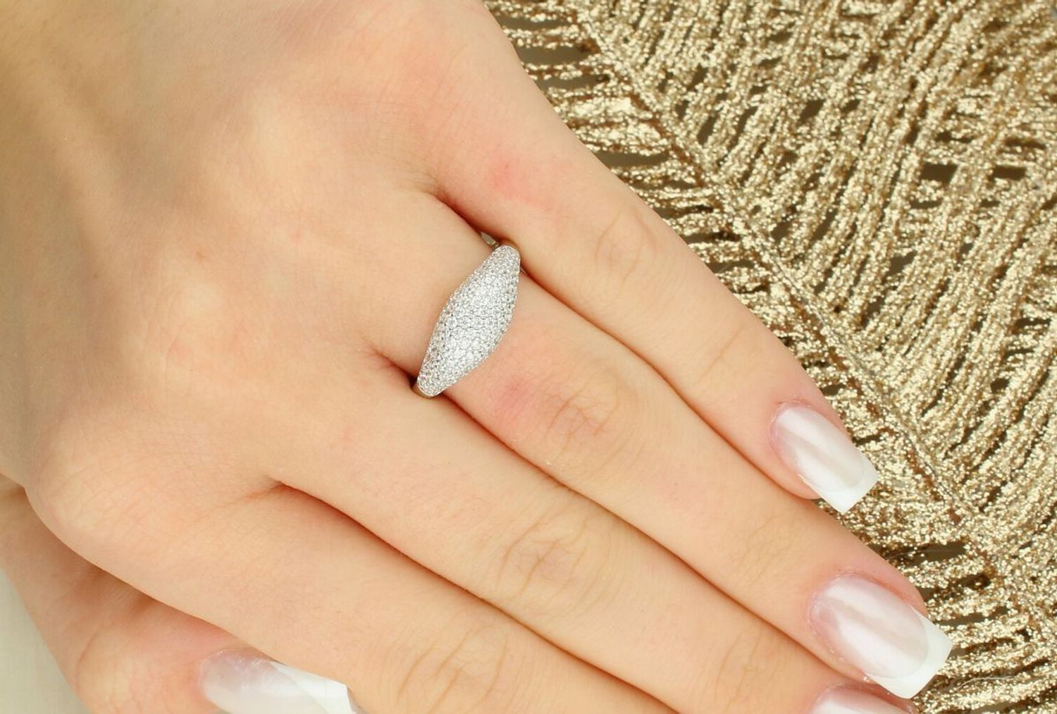 Elegancki pierścionek MINET z rodowanego srebra z białymi cyrkoniami w kształcie kropli. Lekki, wygodny, szerokość 1-7 mm, waga 2,80 g. Idealny na co dzień i na specjalne okazje.1.jpg