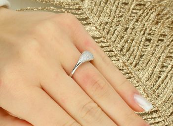 MINET pierścionek srebrny rodowany kropla z białymi cyrkoniami bok pierścionka.jpg