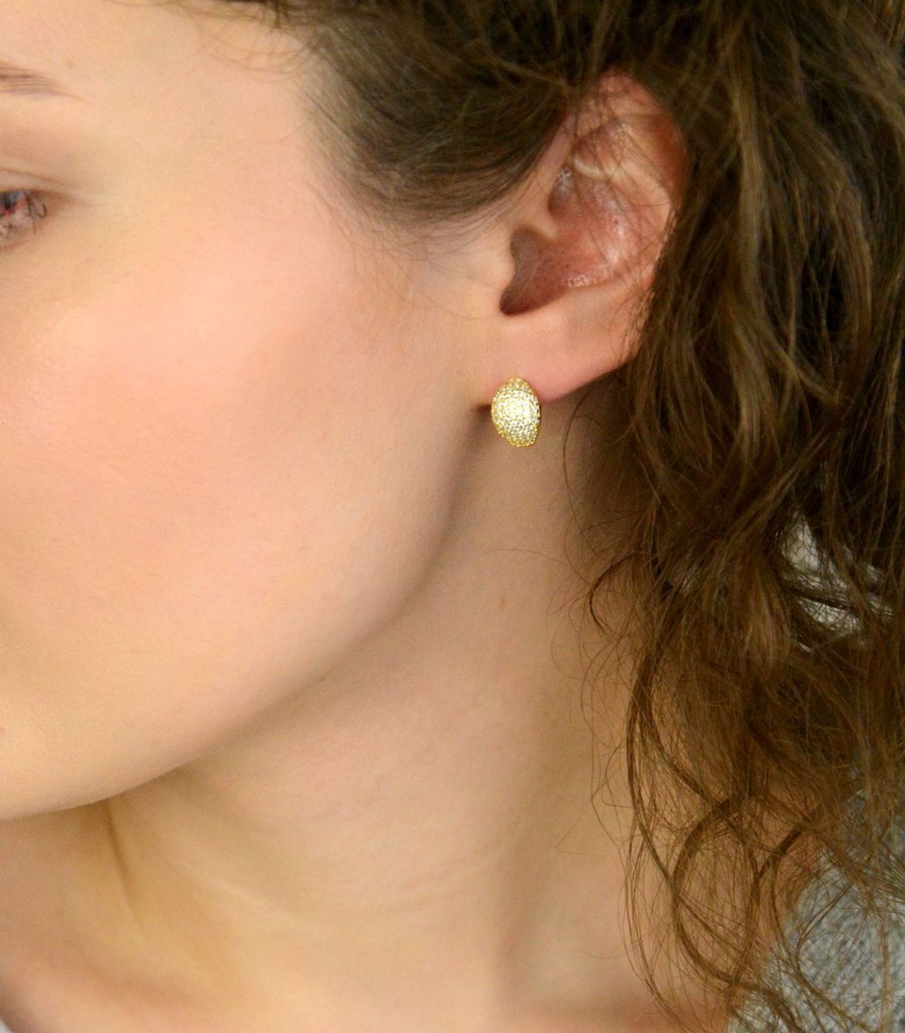 Delikatne pozłacane kolczyki MINET z rodowanego srebra próby 925, zdobione białymi cyrkoniami. Zapięcie angielskie, wymiary 13x8 mm, waga 3,25 g. Idealne na co dzień i wyjątkowe okazje.1.jpg