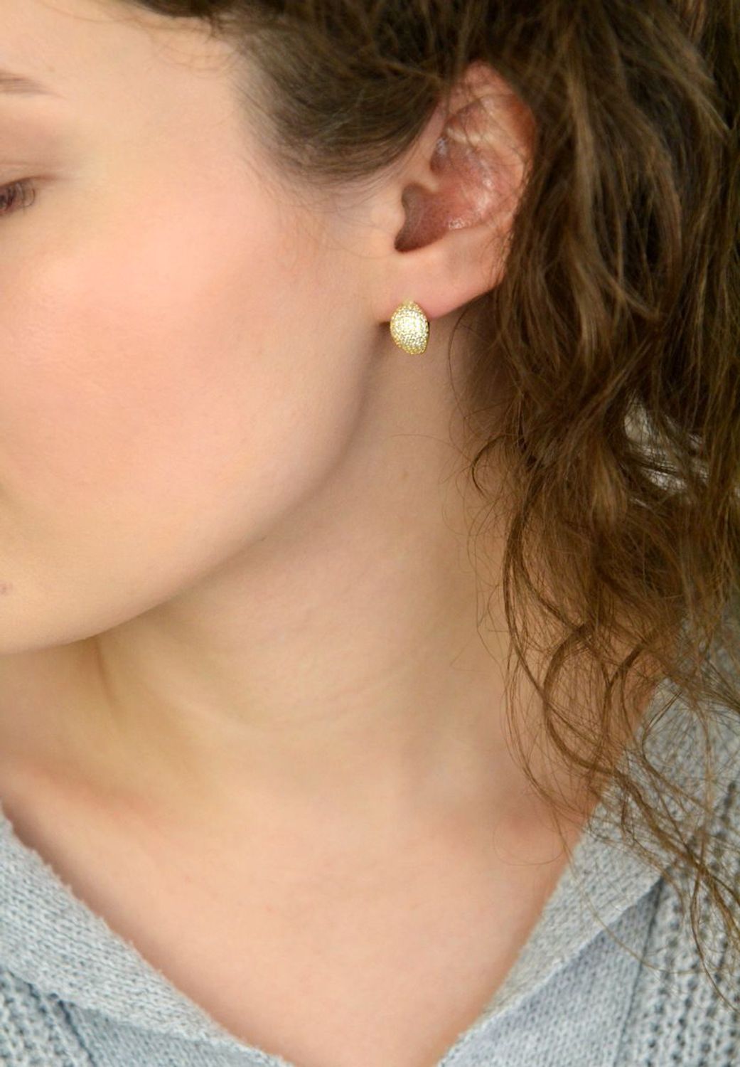 Delikatne pozłacane kolczyki MINET z rodowanego srebra próby 925, zdobione białymi cyrkoniami. Zapięcie angielskie, wymiary 13x8 mm, waga 3,25 g. Idealne na co dzień i wyjątkowe okazje.1.jpg