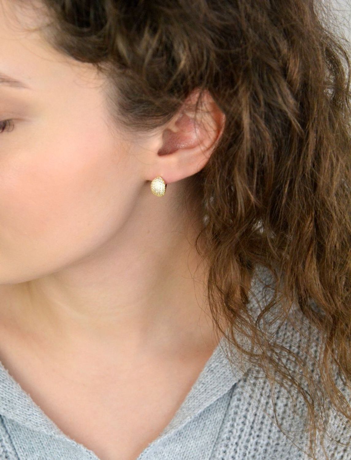 Delikatne pozłacane kolczyki MINET z rodowanego srebra próby 925, zdobione białymi cyrkoniami. Zapięcie angielskie, wymiary 13x8 mm, waga 3,25 g. Idealne na co dzień i wyjątkowe okazje.1.jpg