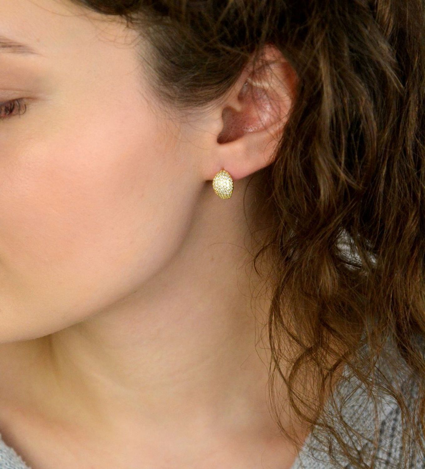 Delikatne pozłacane kolczyki MINET z rodowanego srebra próby 925, zdobione białymi cyrkoniami. Zapięcie angielskie, wymiary 13x8 mm, waga 3,25 g. Idealne na co dzień i wyjątkowe okazje.1.jpg