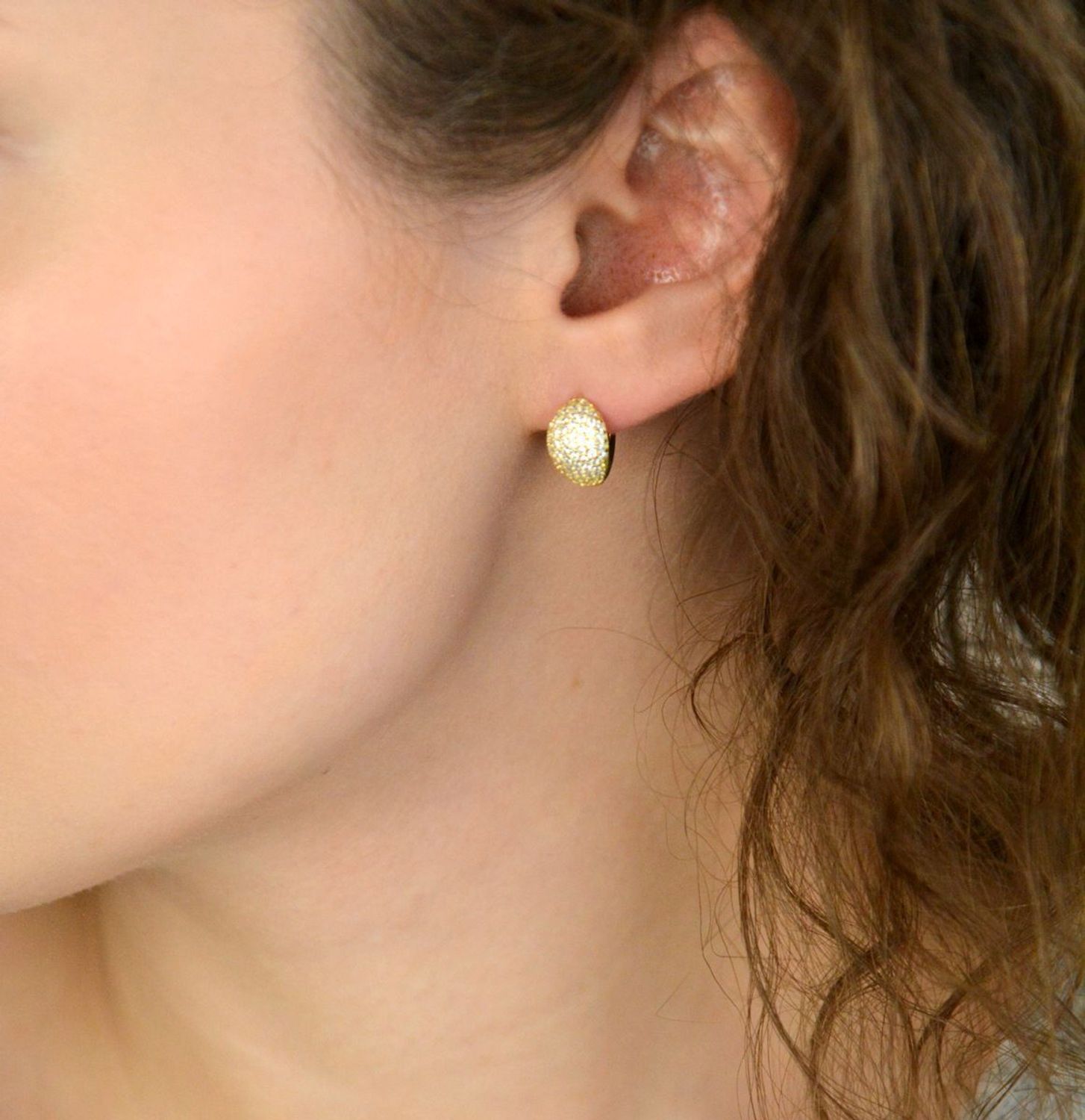 Delikatne pozłacane kolczyki MINET z rodowanego srebra próby 925, zdobione białymi cyrkoniami. Zapięcie angielskie, wymiary 13x8 mm, waga 3,25 g. Idealne na co dzień i wyjątkowe okazje.1.jpg