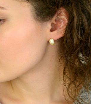 Delikatne pozłacane kolczyki MINET z rodowanego srebra próby 925, zdobione białymi cyrkoniami. Zapięcie angielskie, wymiary 13x8 mm, waga 3,25 g. Idealne na co dzień i wyjątkowe okazje (1).JPG