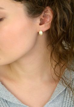 Delikatne pozłacane kolczyki MINET z rodowanego srebra próby 925, zdobione białymi cyrkoniami. Zapięcie angielskie, wymiary 13x8 mm, waga 3,25 g. Idealne na co dzień i wyjątkowe okazje (2).JPG