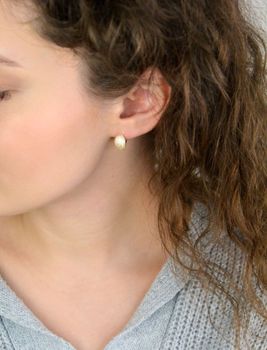 Delikatne pozłacane kolczyki MINET z rodowanego srebra próby 925, zdobione białymi cyrkoniami. Zapięcie angielskie, wymiary 13x8 mm, waga 3,25 g. Idealne na co dzień i wyjątkowe okazje (3).JPG