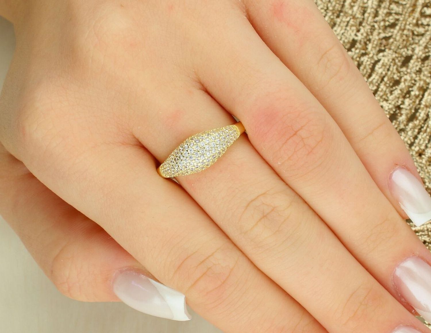 Elegancki pierścionek MINET z pozłacanego 14K srebra. Motyw kropli z białymi cyrkoniami, waga 3,0 g, szerokość 1–7 mm. Nowoczesny design i trwałe e-coating złocenie.1.jpg