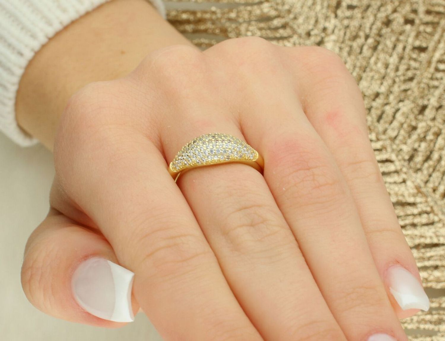 Elegancki pierścionek MINET z pozłacanego 14K srebra. Motyw kropli z białymi cyrkoniami, waga 3,0 g, szerokość 1–7 mm. Nowoczesny design i trwałe e-coating złocenie.1.jpg