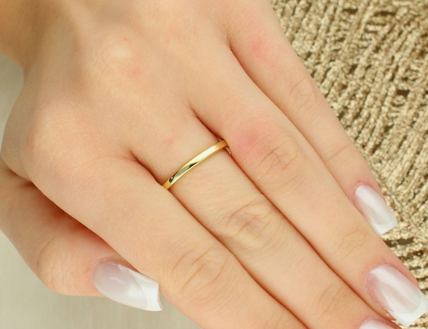 Elegancki pierścionek MINET z pozłacanego 14K srebra. Motyw kropli z białymi cyrkoniami, waga 3,0 g, szerokość 1–7 mm. Nowoczesny design i trwałe e-coating złocenie.1.jpg