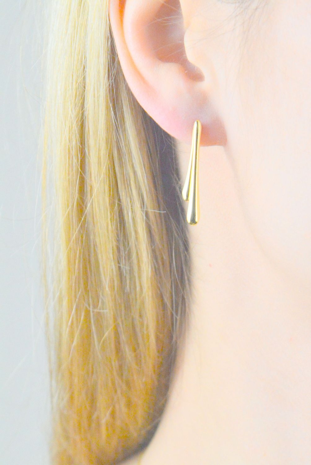 Kolczyki pozłacane sopelki próba 925, JMAN0567GE00 Srebrne kolczyki zostały wykonane z najwyższej jakości srebra próby 925. Idealny prezent dla każdej kobiety. Srebrne kolczyki posiadają bardzo.jpg