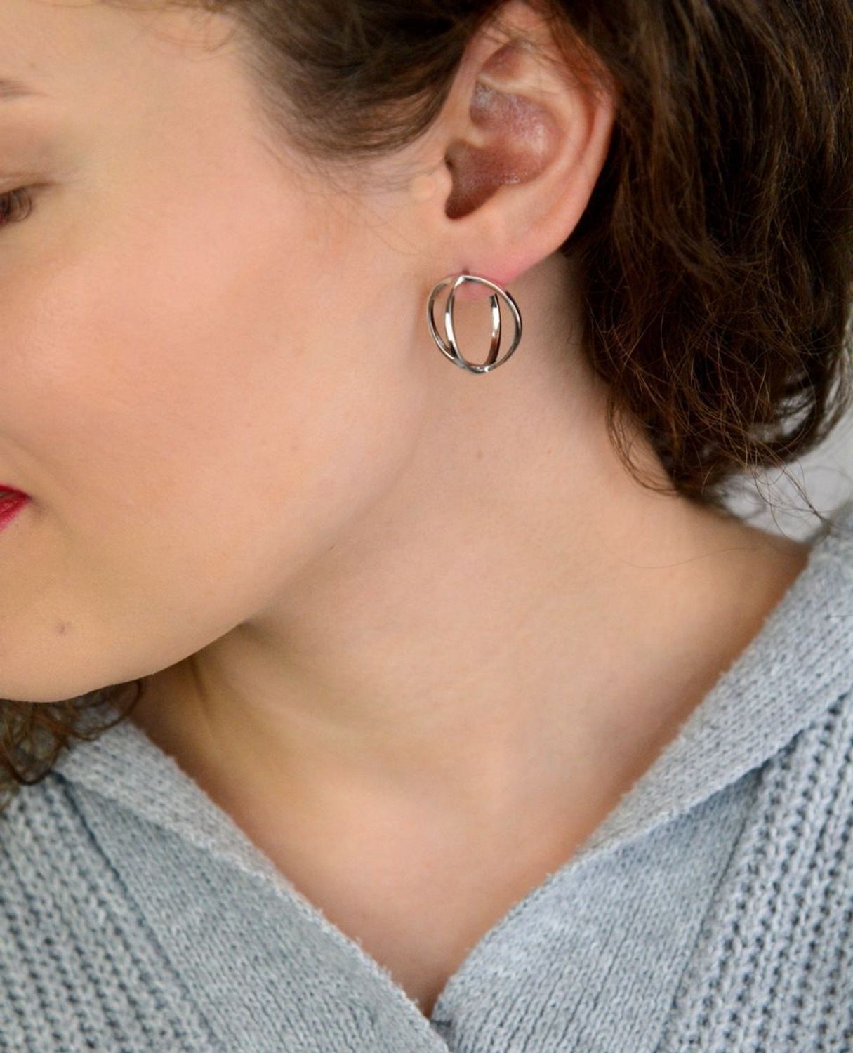MINET srebrne podwójne okrągłe kolczyki geometryczne z rodowanego srebra próby 925. Nowoczesny, delikatny design idealny do codziennych i wieczorowych stylizacji. Kup teraz!1.jpg