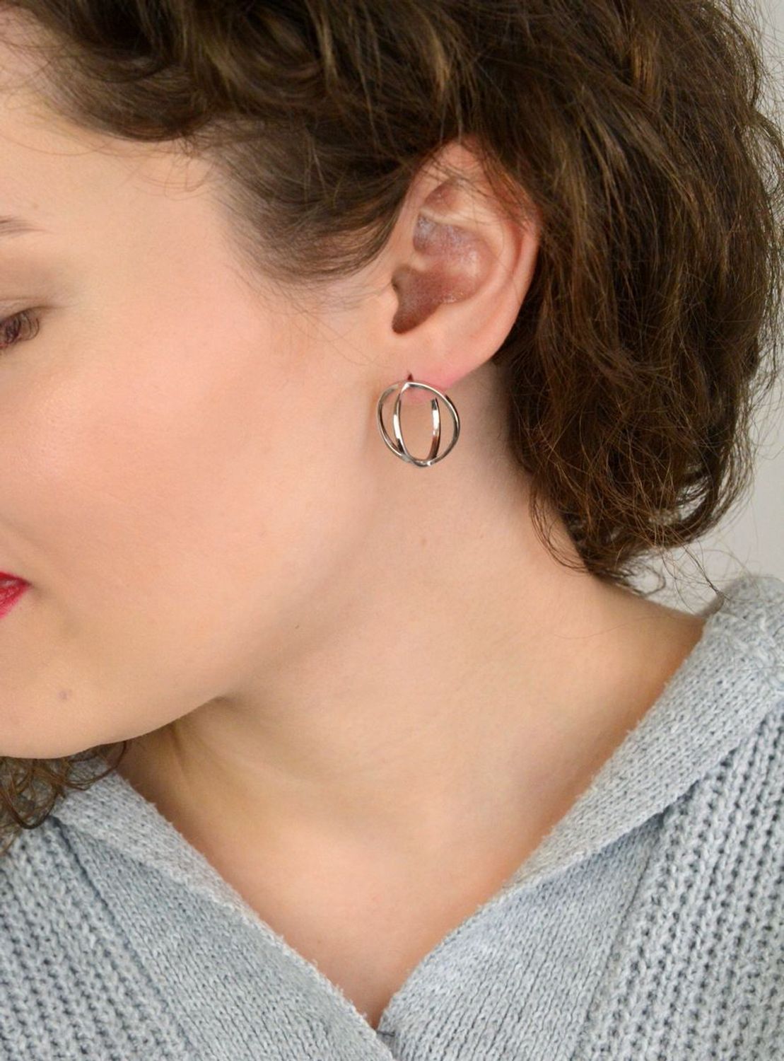 MINET srebrne podwójne okrągłe kolczyki geometryczne z rodowanego srebra próby 925. Nowoczesny, delikatny design idealny do codziennych i wieczorowych stylizacji. Kup teraz!1.jpg