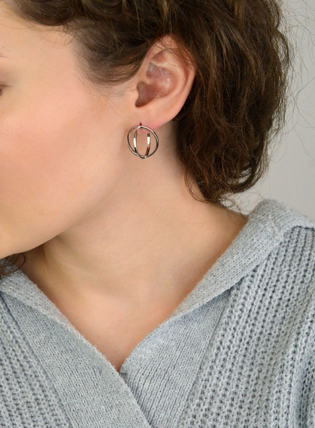 MINET srebrne podwójne okrągłe kolczyki geometryczne z rodowanego srebra próby 925. Nowoczesny, delikatny design idealny do codziennych i wieczorowych stylizacji. Kup teraz!1.jpg