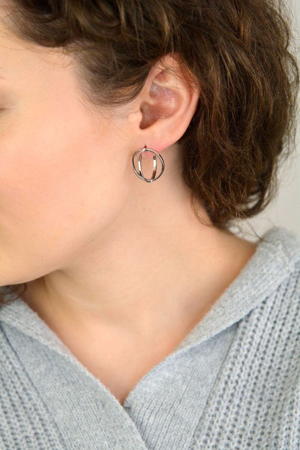 MINET srebrne podwójne okrągłe kolczyki geometryczne z rodowanego srebra próby 925. Nowoczesny, delikatny design idealny do codziennych i wieczorowych stylizacji. Kup teraz!1.jpg
