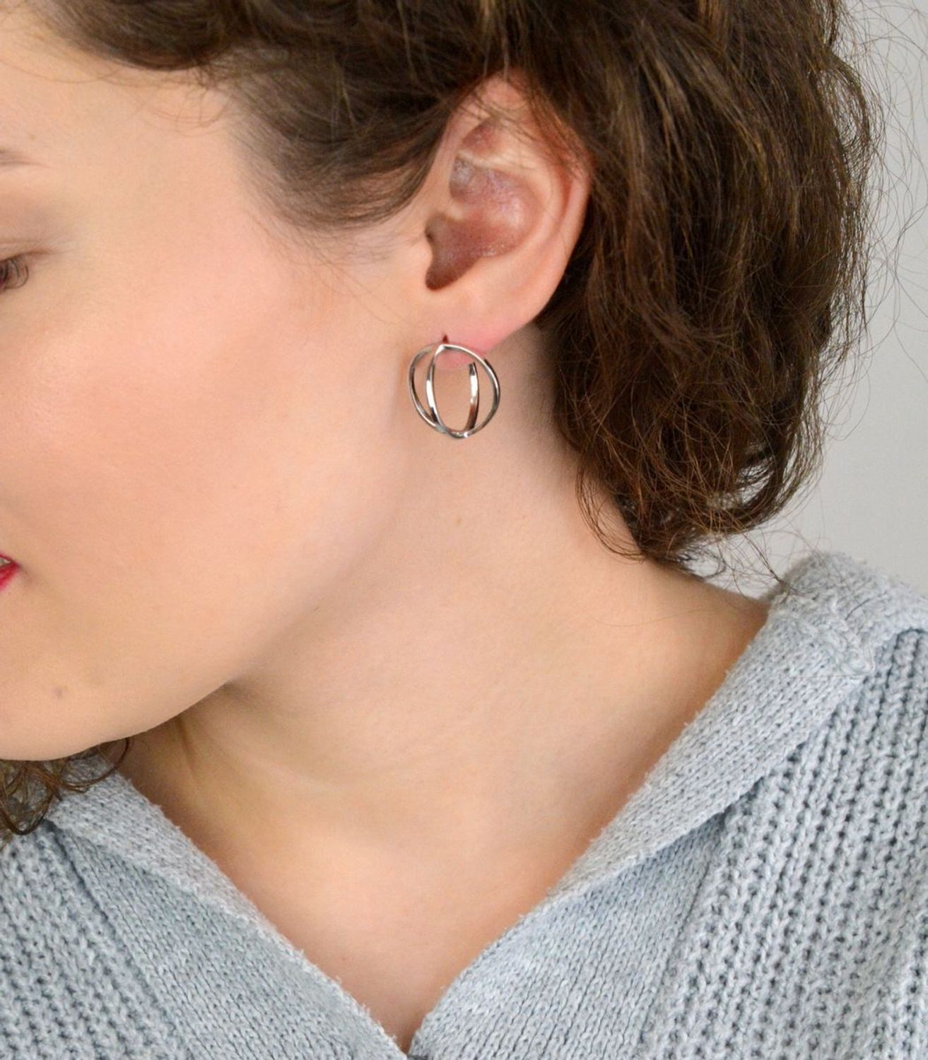 MINET srebrne podwójne okrągłe kolczyki geometryczne z rodowanego srebra próby 925. Nowoczesny, delikatny design idealny do codziennych i wieczorowych stylizacji. Kup teraz!1.jpg