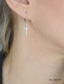 Srebrne kolczyki wiszące 925 krzyżyki, cyrkonie JMAN0005SE00 💎 Srebrne kolczyki z motywem krzyżyka ozdobionego cyrkonią , kolczyki krzyże, kolczyki krzyżyki (2).JPG