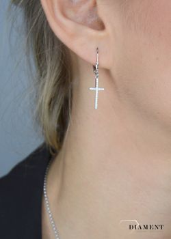 Srebrne kolczyki wiszące 925 krzyżyki, cyrkonie JMAN0005SE00 💎 Srebrne kolczyki z motywem krzyżyka ozdobionego cyrkonią , kolczyki krzyże, kolczyki krzyżyki (3).JPG