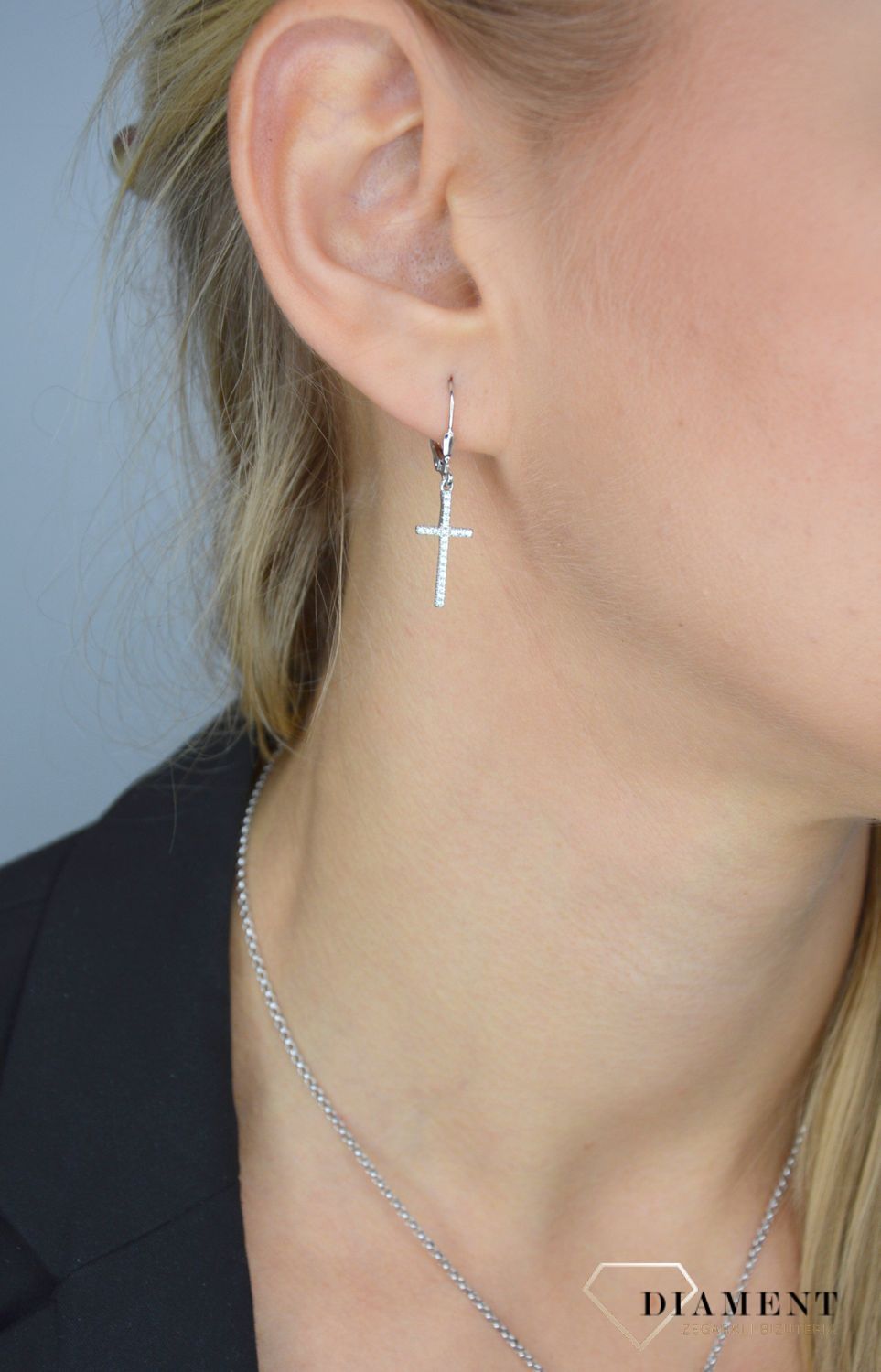 Srebrne kolczyki wiszące 925 krzyżyki, cyrkonie JMAN0573SE00 💎 Srebrne kolczyki z motywem krzyżyka ozdobionego cyrkonią.jpg