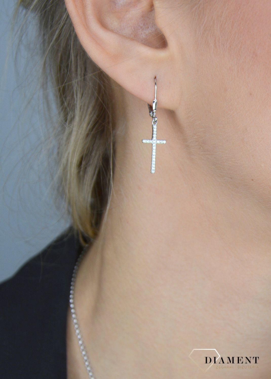 Srebrne kolczyki wiszące 925 krzyżyki, cyrkonie JMAN0573SE00 💎 Srebrne kolczyki z motywem krzyżyka ozdobionego cyrkonią.jpg