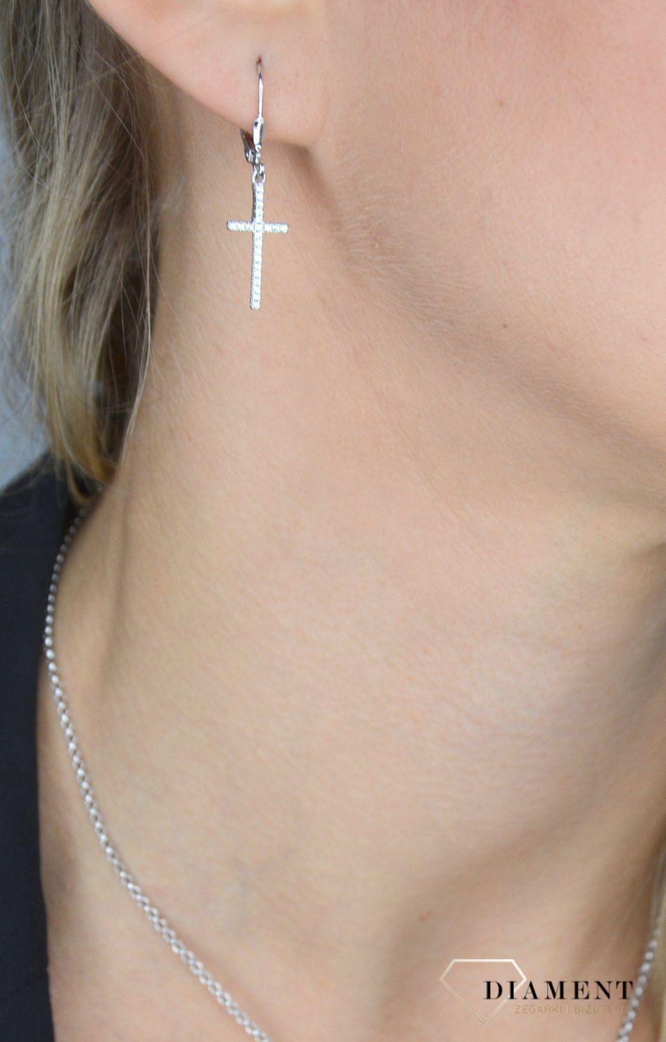 Srebrne kolczyki wiszące 925 krzyżyki, cyrkonie JMAN0573SE00 💎 Srebrne kolczyki z motywem krzyżyka ozdobionego cyrkonią.jpg